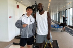 开云体育入口-玉昆球员徐宏杰晒与卢卡库共同康复照：积极康复，一步一步向前