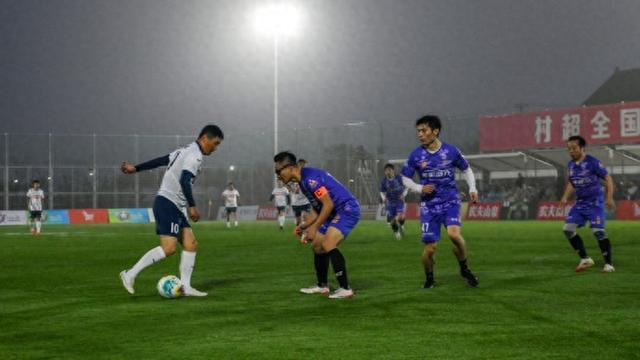 开云体育入口-看球、逛吃、买特产，“村超”全国赛上海金山赛区揭幕，点燃乡村足球热情|新疆|足球赛|揭幕战|金山区_新浪体育_新浪新闻