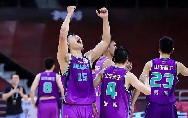 开云体育官网-京粤大战北京8分胜！周琦篮下统治力拉满！内线对决成胜负关键